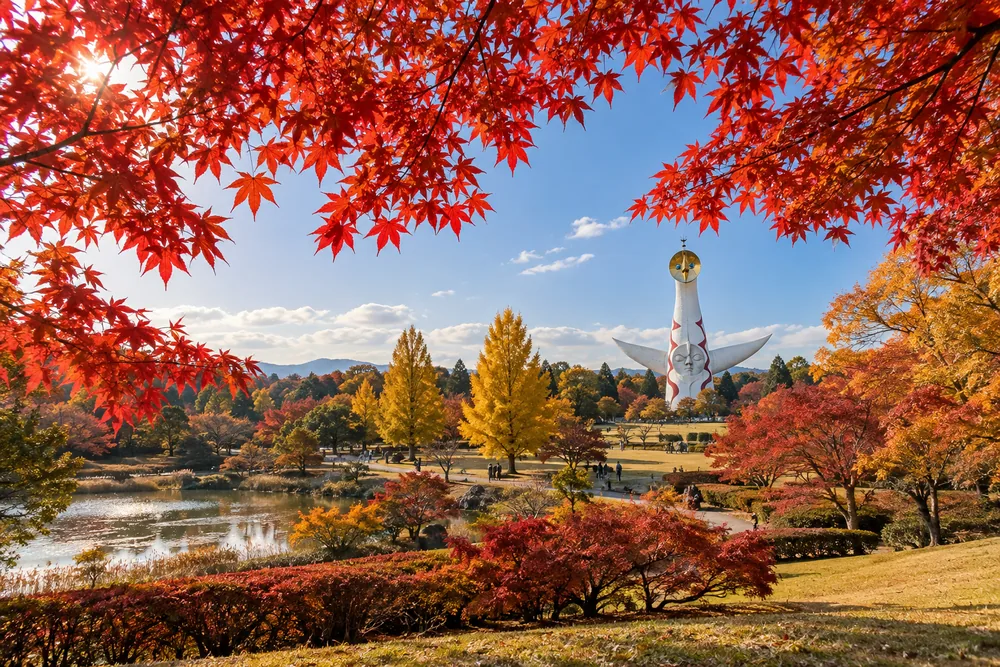 紅葉と太陽の塔のイメージ(AI生成)