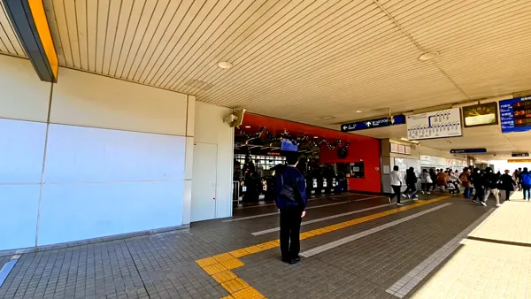 大阪モノレール万博記念公園駅。中央口まで徒歩約5分