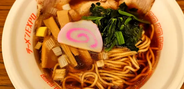 ラーメンEXPO 2025 麺家鶏処 × 麺家太威(新潟)のCollaboration bowl — Niigata-style shoyu with naruto fish cake