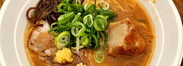 ラーメンEXPO 2025 麺部屋 綱取物語(北海道)の横綱チャーシューと炙り角煮の札幌濃厚味噌らーめん